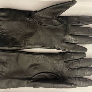 Black ladies leather gloves.